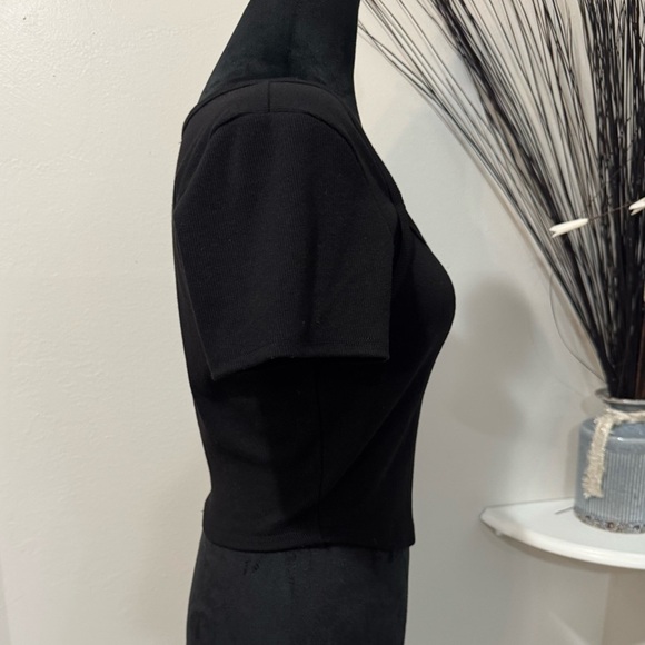 Bozzolo Black Chic and Sleek Minimalist crop Top - Junior Size Large - Picture 4 of 10